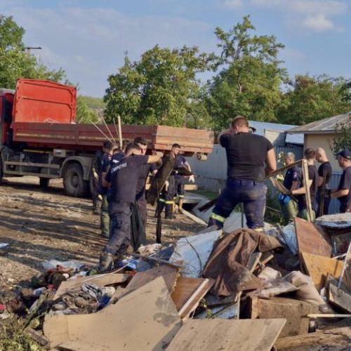 Pompierii ISU București-Ilfov continuă intervențiile în Pechea, Galați