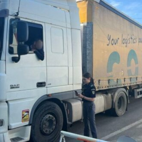 Poliția de frontieră a sancționat un bărbat pentru conducerea unui ansamblu de vehicule fără permis corespunzător