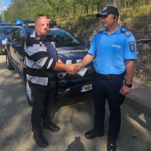 Jandarmul din Brazi returnează un portofel pierdut la hramul mănăstirii