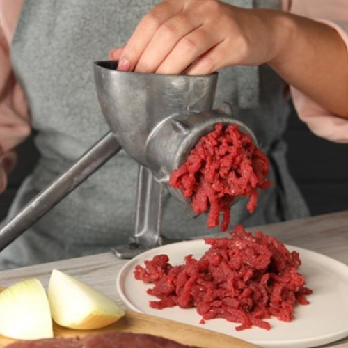 Femeie din Harghita, rănită grav după ce și-a prins mâna în mașina de tocat carne