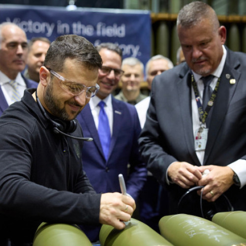 Volodimir Zelenski vizitează o fabrică de muniții în SUA și își prezintă planul pentru victorie