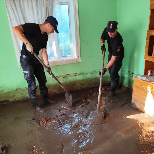 Pompierii botoșăneni în sprijinul celor afectați de inundații în județul Galați