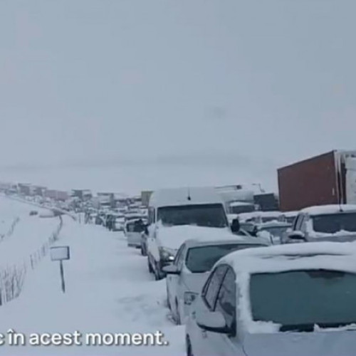 Ninsori abundente în Africa de Sud blochează sute de șoferi