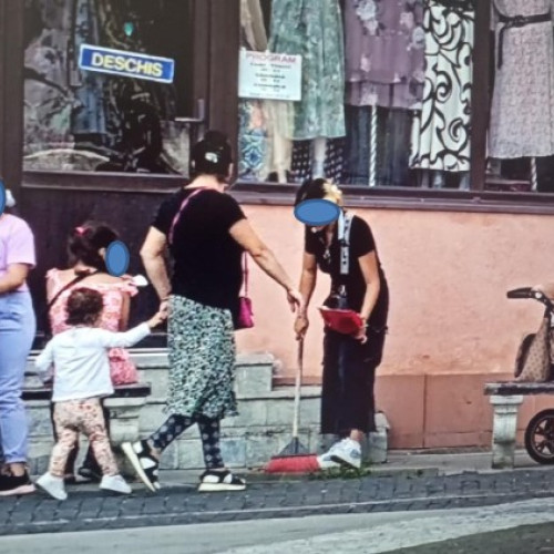 Femei sancționate pentru aruncarea cojilor de semințe în Centrul Istoric din Botoșani