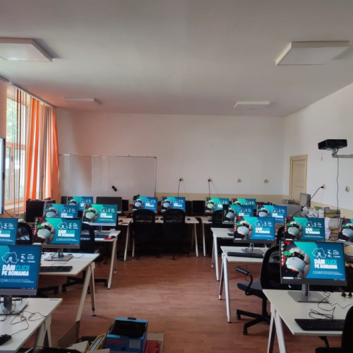 Asociația Ateliere Fără Frontiere începe programul "Dăm Click pe România" cu 2.000 de calculatoare pentru școli