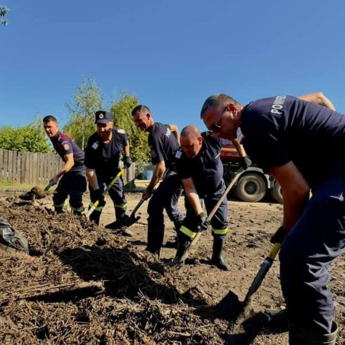 Pompierii din Galați continuă misiunile de salvare după inundații