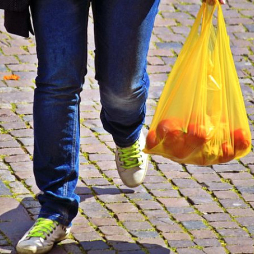 Femeie jefuită de un individ în timp ce cumpăra