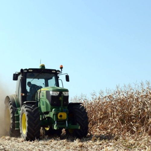 O femeie de 82 de ani a murit după ce a fost lovită de o cositoare