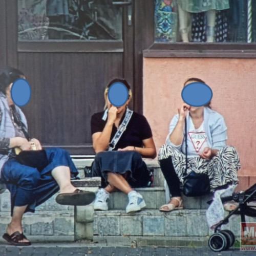 Femei amendate pentru aruncarea resturilor de seminte în Centrul Vechi