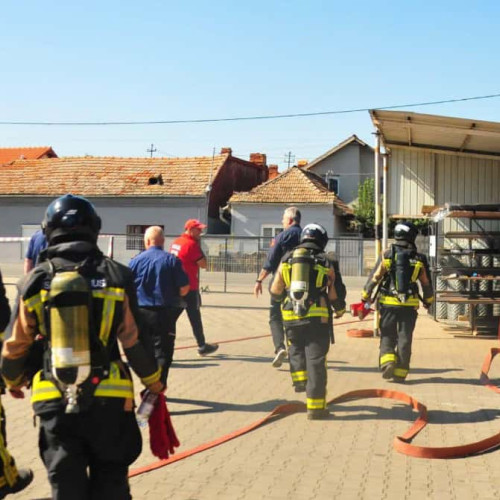 Voluntarii SVSU Teiuș au realizat un exercițiu de stingere a incendiului