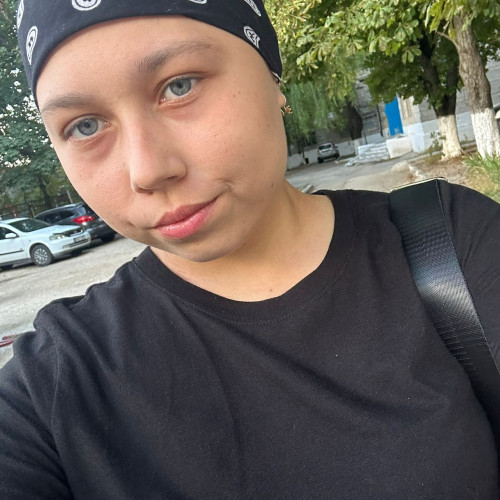 Lupta Iulianei pentru viață: un transplant de celule stem necesar pentru a înfrunta cancerul