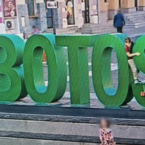 Un copil de opt ani a fost îndepărtat de polițiști din centrul istoric al Botoșaniului