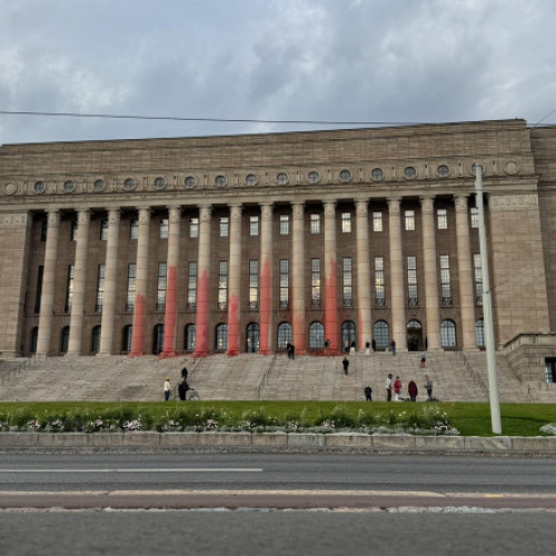 Proteste de mediu în Finlanda: Clădirea Parlamentului stropită cu vopsea roșie