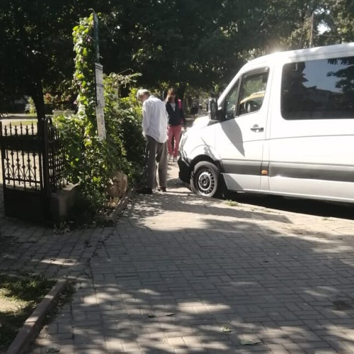 Incident penibil în Botoșani: persoane surprinse urinând în public