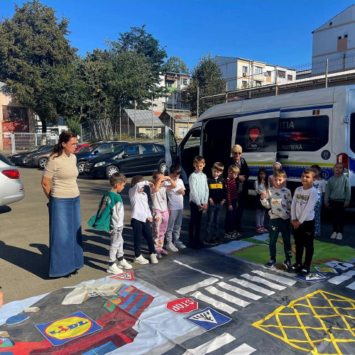 Întâlnire între elevii Școlii Gimnaziale Sf. Maria Botoșani și polițiști