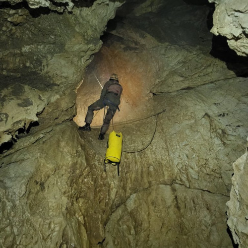 Tabăra de explorare "Grind 2024" a realizat un nou record de adâncime în Avenul de sub Vârful Grind