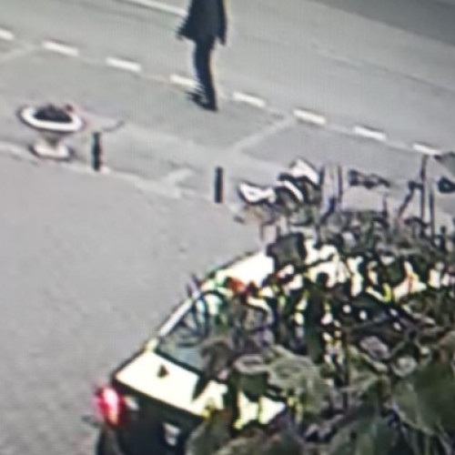 Taximetrist din Botoșani, responsabil pentru distrugerea unui ghiveci stradal cu flori