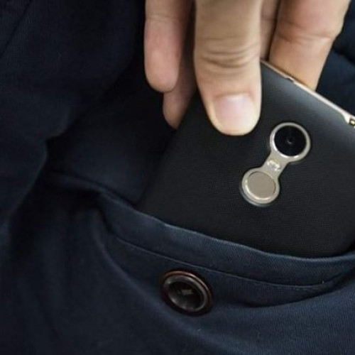 Hoț reținut pentru furtul unui telefon mobil și al unui card de cumpărături