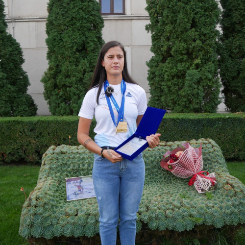Campioana Andrada Morosanu premiată de Primăria Darabani pentru performanțele sale remarcabile