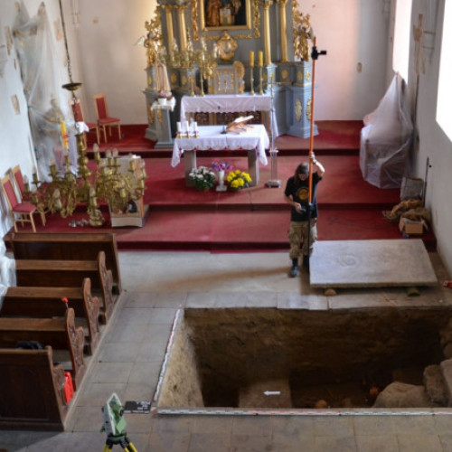 Descoperire surprinzătoare într-o biserică poloneză: un schelet cu secera în jurul gâtului