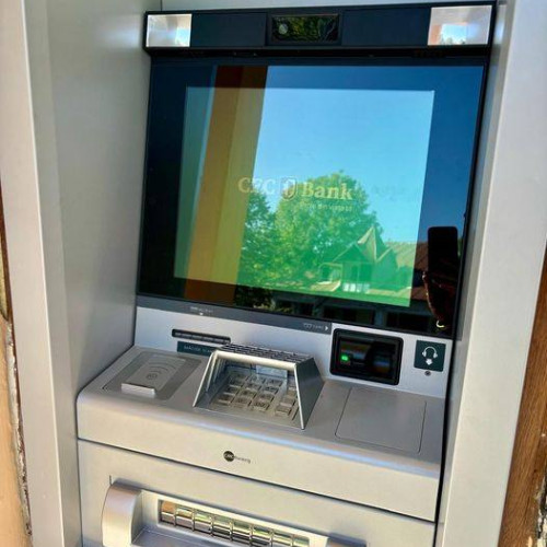 Locuitorii din Malu cu Flori beneficiază de un nou bancomat la primărie