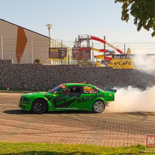 Pilotii de drift s-au adunat în parcarea piscinei Cornisa