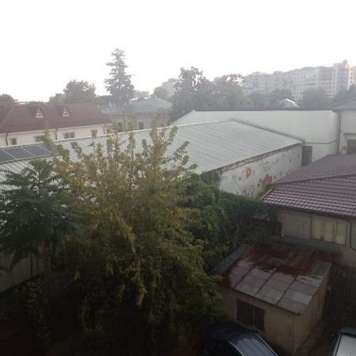 Averse și intensificări ale vântului în aproape toată țara