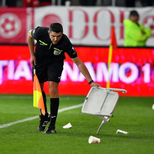 Măsuri împotriva huliganului care a aruncat cu un scaun după arbitru în meciul Dinamo - FC Botoșani