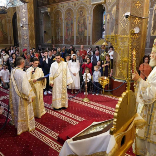 Sfânta Liturghie oficiată de Înalpreasfințitul Mitropolit Nifon la Catedrala din Târgoviște