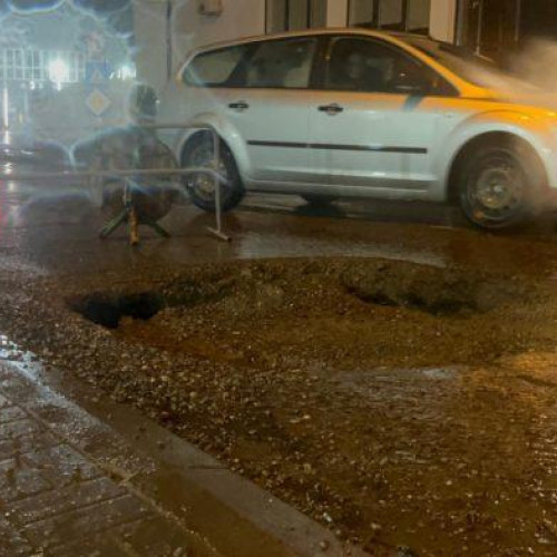 Crater pe strada Petru Rareș din Botoșani provoacă frustrări șoferilor