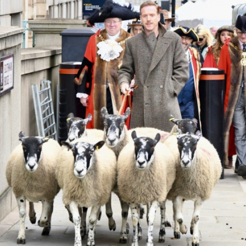 Damian Lewis participă la un eveniment tradițional pe Tamisa