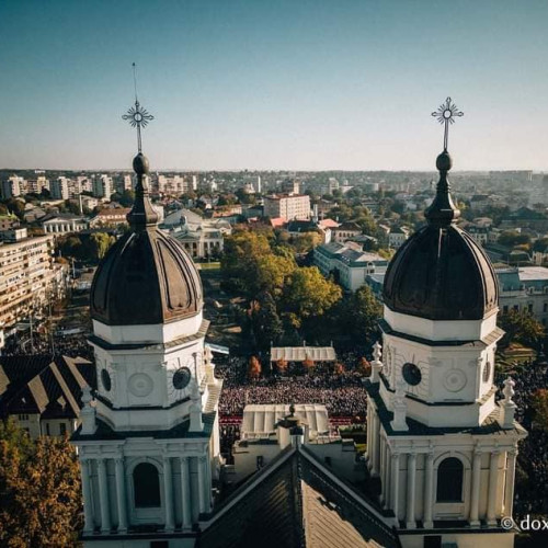 Moastele Sfintei Cuvioase Parascheva si ale Sfantului Pantelimon, aduse la Iasi pentru pelerinaj
