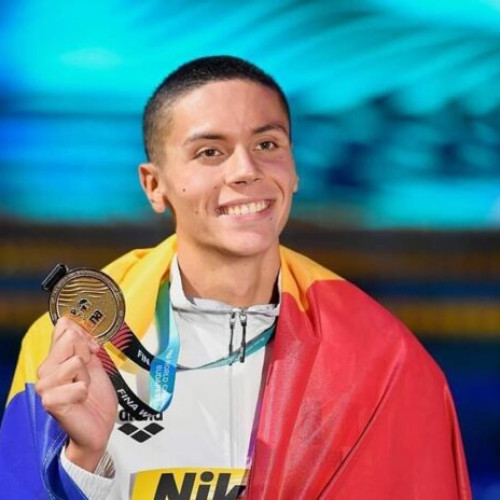 David Popovici, campion olimpic la înot, donează echipamentul de premiere pentru copiii cu nevoi speciale