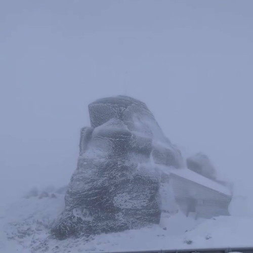 Vremea s-a răcit brusc în Dâmbovița: A nins pe Vârful Omu