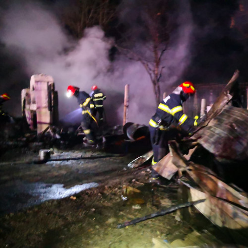 Incendiu în Drislea: Acoperiș distrus din cauza unui coș de fum neprotejat