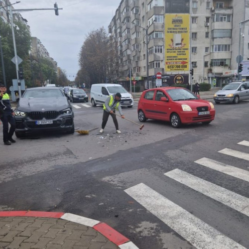 Trafic îngreunat în centrul municipiului Focșani după o coliziune între un autoturism de teren și două taxi-uri