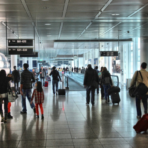 Doi pensionari români, prinsi la aeroport cu bijuterii de lux în valoare de 650.000 de euro