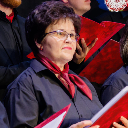 O fostă învățătoare din Botoșani cântă într-o corala premiată internațional