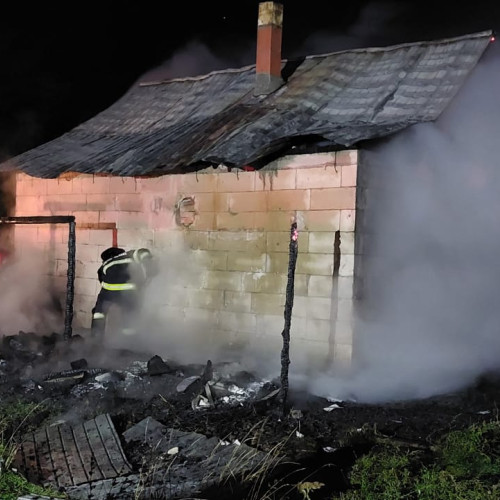 Incendiu în Brăteni: Pompierii au intervenit rapid pentru a salva o casă
