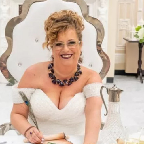 O femeie sărbătorește un an de căsnicie cu sine însăși