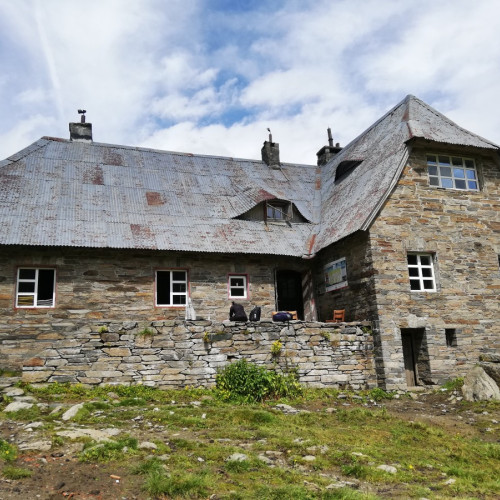 Cabana Podragu din Munții Făgăraș se închide pentru iarnă