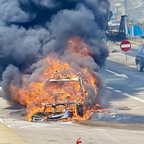 Incendiu la un autoturism lângă Pitești