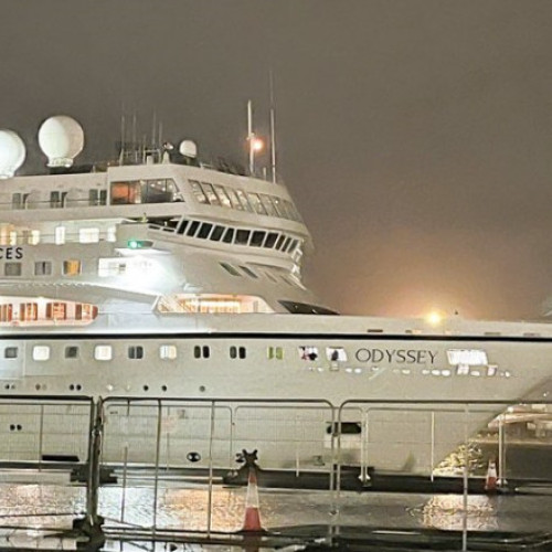 Nava de croazieră de lux rămâne ancorată în Belfast după patru luni de așteptare