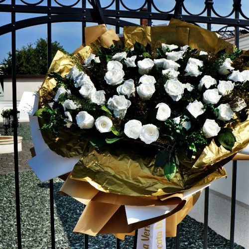 Flori din spatele gratiilor pentru avocata mamei decedate în maternitatea Botoșani