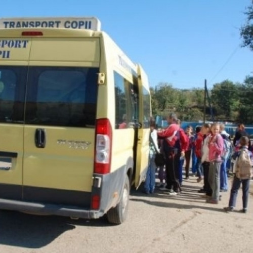 Caz grav de agresiune în Dumitrești: o fetiță de 10 ani ar fi fost atacată de șoferul microbuzului școlar