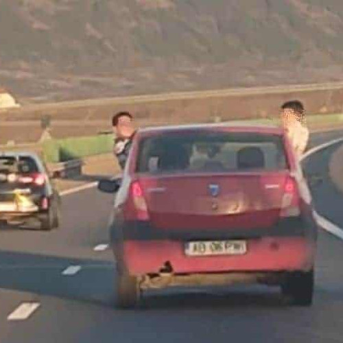 Distracție periculoasă pe Autostrada A3: doi copii surprinși în pericol