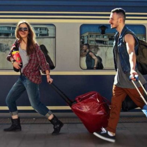 Tinerii români pot obține permise gratuite de călătorie în Europa prin programul DiscoverEU