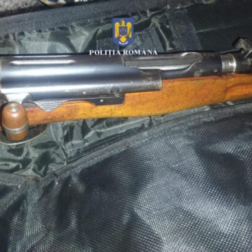 Descindere a poliției în Suceava: bărbat reținut pentru deținerea ilegală a unei arme letale
