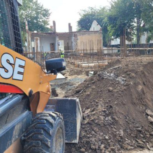 O clădire veche din curtea IJJ Botoșani, demolată pentru un nou sediu modern