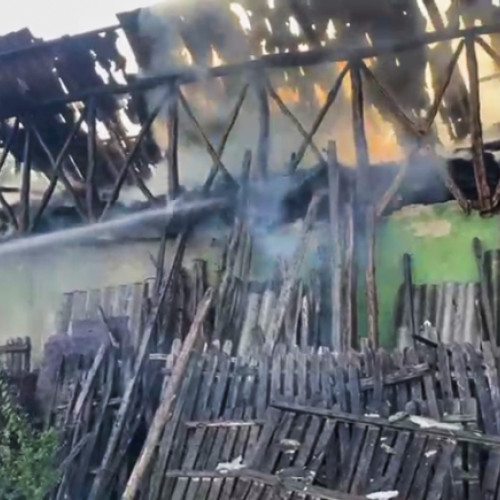 Incendiu puternic în Buzoesti: Pompierii intervin pentru stingerea flăcărilor